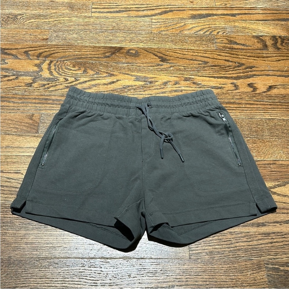 90 Degree Shorts 
Pockets 
Tie